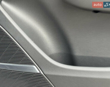 Сірий Ауді SQ7, об'ємом двигуна 4 л та пробігом 113 тис. км за 71900 $, фото 32 на Automoto.ua