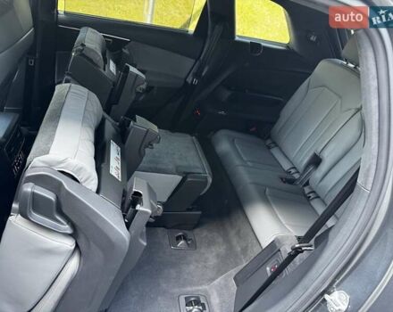 Серый Ауди SQ7, объемом двигателя 4 л и пробегом 65 тыс. км за 89900 $, фото 81 на Automoto.ua