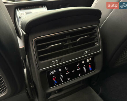 Красный Ауди SQ8, объемом двигателя 4 л и пробегом 5 тыс. км за 93000 $, фото 25 на Automoto.ua