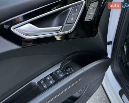 Белый Ауди Q4 e-tron, объемом двигателя 0 л и пробегом 60 тыс. км за 39900 $, фото 43 на Automoto.ua
