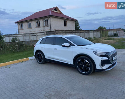 Белый Ауди Q4 e-tron, объемом двигателя 0 л и пробегом 38 тыс. км за 32500 $, фото 2 на Automoto.ua