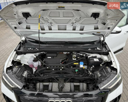 Белый Ауди Q4 e-tron, объемом двигателя 0 л и пробегом 101 тыс. км за 27800 $, фото 20 на Automoto.ua