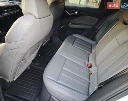 Белый Ауди Q4 e-tron, объемом двигателя 0 л и пробегом 20 тыс. км за 28700 $, фото 12 на Automoto.ua