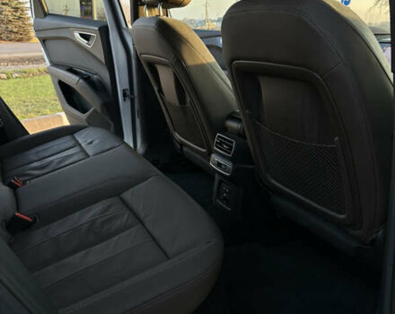 Белый Ауди Q4 e-tron, объемом двигателя 0 л и пробегом 43 тыс. км за 26950 $, фото 25 на Automoto.ua