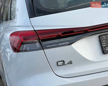 Белый Ауди Q4 e-tron, объемом двигателя 0 л и пробегом 18 тыс. км за 27500 $, фото 4 на Automoto.ua