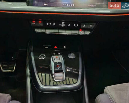 Білий Ауді Q4 e-tron, об'ємом двигуна 0 л та пробігом 22 тис. км за 25999 $, фото 12 на Automoto.ua