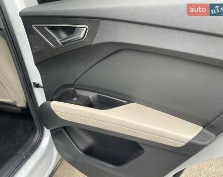 Білий Ауді Q4 e-tron, об'ємом двигуна 0 л та пробігом 10 тис. км за 32000 $, фото 17 на Automoto.ua