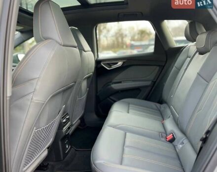 Белый Ауди Q4 e-tron, объемом двигателя 0 л и пробегом 18 тыс. км за 27500 $, фото 12 на Automoto.ua
