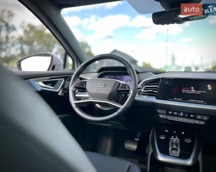 Белый Ауди Q4 e-tron, объемом двигателя 0 л и пробегом 2 тыс. км за 36799 $, фото 27 на Automoto.ua