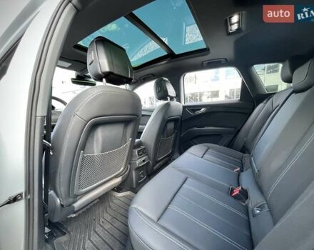 Белый Ауди Q4 e-tron, объемом двигателя 0 л и пробегом 2 тыс. км за 36799 $, фото 22 на Automoto.ua