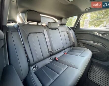 Белый Ауди Q4 e-tron, объемом двигателя 0 л и пробегом 2 тыс. км за 36799 $, фото 33 на Automoto.ua