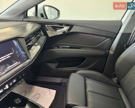Білий Ауді Q4 e-tron, об'ємом двигуна 0 л та пробігом 1 тис. км за 32599 $, фото 15 на Automoto.ua