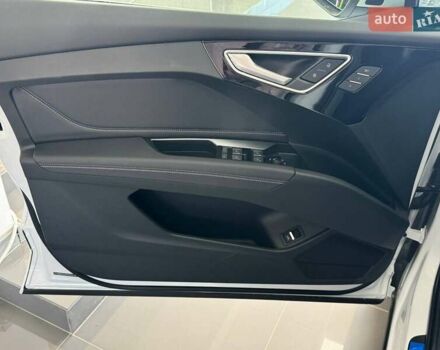 Білий Ауді Q4 e-tron, об'ємом двигуна 0 л та пробігом 1 тис. км за 32599 $, фото 9 на Automoto.ua