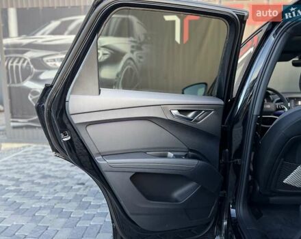 Чорний Ауді Q4 e-tron, об'ємом двигуна 0 л та пробігом 1 тис. км за 30999 $, фото 91 на Automoto.ua