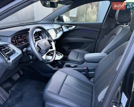 Чорний Ауді Q4 e-tron, об'ємом двигуна 0 л та пробігом 1 тис. км за 30999 $, фото 43 на Automoto.ua