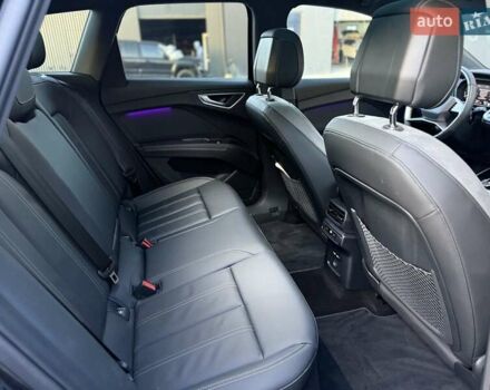 Чорний Ауді Q4 e-tron, об'ємом двигуна 0 л та пробігом 1 тис. км за 30999 $, фото 90 на Automoto.ua