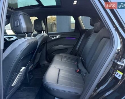 Чорний Ауді Q4 e-tron, об'ємом двигуна 0 л та пробігом 1 тис. км за 30999 $, фото 92 на Automoto.ua