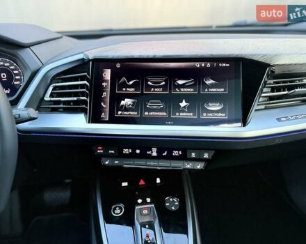 Чорний Ауді Q4 e-tron, об'ємом двигуна 0 л та пробігом 1 тис. км за 30999 $, фото 68 на Automoto.ua