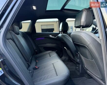 Чорний Ауді Q4 e-tron, об'ємом двигуна 0 л та пробігом 1 тис. км за 30999 $, фото 89 на Automoto.ua