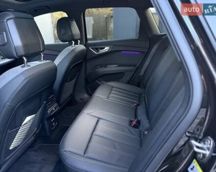 Чорний Ауді Q4 e-tron, об'ємом двигуна 0 л та пробігом 1 тис. км за 30999 $, фото 94 на Automoto.ua