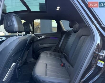 Чорний Ауді Q4 e-tron, об'ємом двигуна 0 л та пробігом 1 тис. км за 30999 $, фото 93 на Automoto.ua