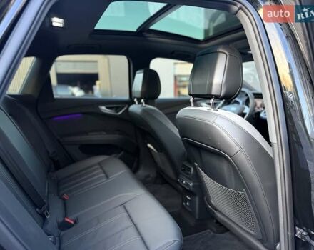 Чорний Ауді Q4 e-tron, об'ємом двигуна 0 л та пробігом 1 тис. км за 30999 $, фото 65 на Automoto.ua
