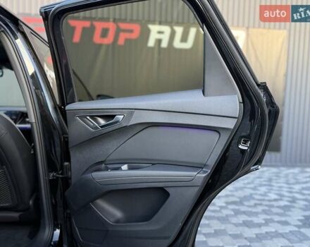 Чорний Ауді Q4 e-tron, об'ємом двигуна 0 л та пробігом 1 тис. км за 30999 $, фото 88 на Automoto.ua