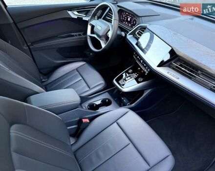 Чорний Ауді Q4 e-tron, об'ємом двигуна 0 л та пробігом 1 тис. км за 30999 $, фото 77 на Automoto.ua