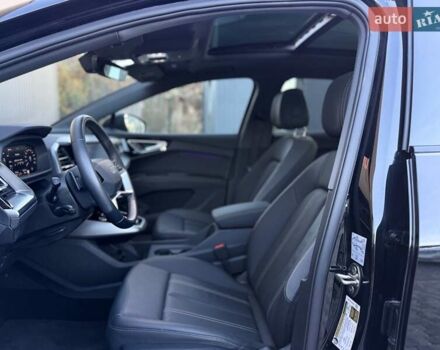 Чорний Ауді Q4 e-tron, об'ємом двигуна 0 л та пробігом 1 тис. км за 30999 $, фото 44 на Automoto.ua