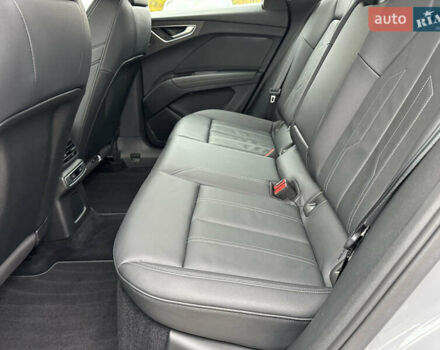 Серый Ауди Q4 e-tron, объемом двигателя 0 л и пробегом 130 тыс. км за 28000 $, фото 15 на Automoto.ua