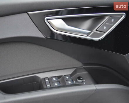 Серый Ауди Q4 e-tron, объемом двигателя 0 л и пробегом 22 тыс. км за 29999 $, фото 16 на Automoto.ua