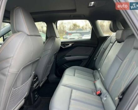 Серый Ауди Q4 e-tron, объемом двигателя 0 л и пробегом 16 тыс. км за 26999 $, фото 22 на Automoto.ua