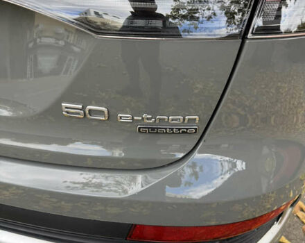 Серый Ауди Q4 e-tron, объемом двигателя 0 л и пробегом 10 тыс. км за 36900 $, фото 5 на Automoto.ua