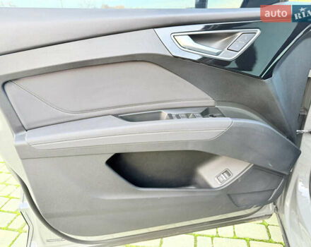 Серый Ауди Q4 e-tron, объемом двигателя 0 л и пробегом 55 тыс. км за 27500 $, фото 21 на Automoto.ua