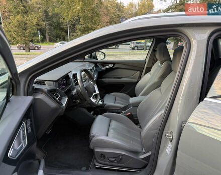 Сірий Ауді Q4 e-tron, об'ємом двигуна 0 л та пробігом 11 тис. км за 30000 $, фото 18 на Automoto.ua