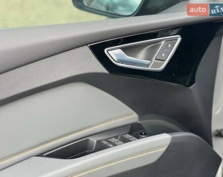 Серый Ауди Q4 e-tron, объемом двигателя 0 л и пробегом 16 тыс. км за 26999 $, фото 24 на Automoto.ua