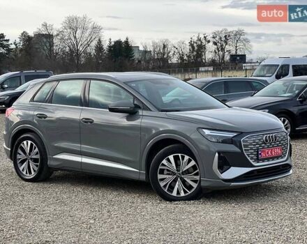 Серый Ауди Q4 e-tron, объемом двигателя 0 л и пробегом 20 тыс. км за 26999 $, фото 2 на Automoto.ua