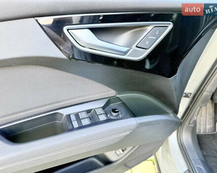 Серый Ауди Q4 e-tron, объемом двигателя 0 л и пробегом 55 тыс. км за 27500 $, фото 22 на Automoto.ua