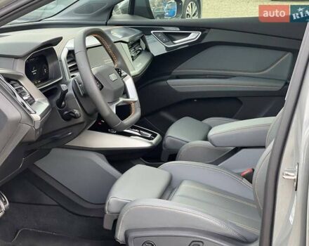 Серый Ауди Q4 e-tron, объемом двигателя 0 л и пробегом 16 тыс. км за 26999 $, фото 26 на Automoto.ua