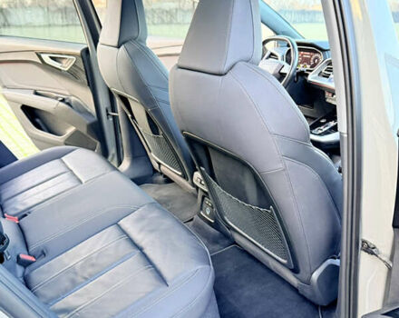 Серый Ауди Q4 e-tron, объемом двигателя 0 л и пробегом 55 тыс. км за 27500 $, фото 39 на Automoto.ua