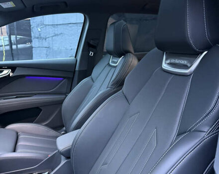 Серый Ауди Q4 e-tron, объемом двигателя 0 л и пробегом 12 тыс. км за 29000 $, фото 12 на Automoto.ua