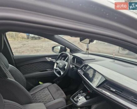 Сірий Ауді Q4 e-tron, об'ємом двигуна 0 л та пробігом 38 тис. км за 38000 $, фото 5 на Automoto.ua