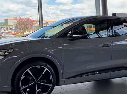Сірий Ауді Q4 e-tron, об'ємом двигуна 0 л та пробігом 1 тис. км за 35200 $, фото 4 на Automoto.ua