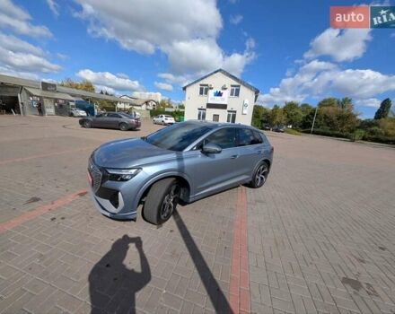 Серый Ауди Q4 e-tron, объемом двигателя 0 л и пробегом 16 тыс. км за 30500 $, фото 2 на Automoto.ua