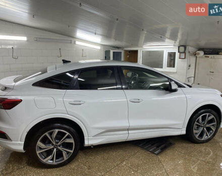 Белый Ауди Q4 Sportback e-tron, объемом двигателя 0 л и пробегом 14 тыс. км за 36000 $, фото 4 на Automoto.ua
