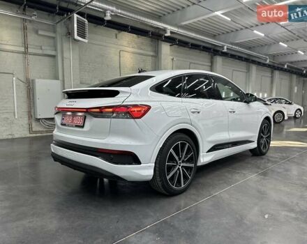 Белый Ауди Q4 Sportback e-tron, объемом двигателя 0 л и пробегом 4 тыс. км за 31789 $, фото 3 на Automoto.ua