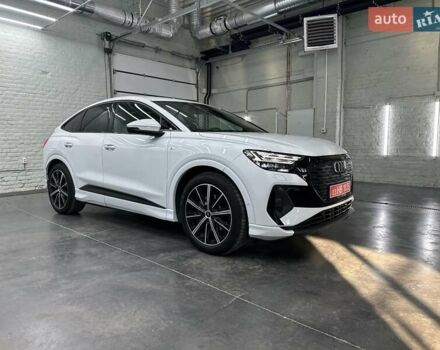 Белый Ауди Q4 Sportback e-tron, объемом двигателя 0 л и пробегом 4 тыс. км за 31789 $, фото 2 на Automoto.ua
