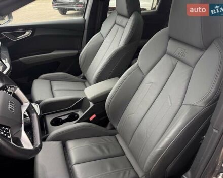 Серый Ауди Q4 Sportback e-tron, объемом двигателя 0 л и пробегом 70 тыс. км за 33990 $, фото 12 на Automoto.ua