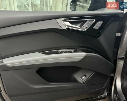 Серый Ауди Q4 Sportback e-tron, объемом двигателя 0 л и пробегом 70 тыс. км за 33990 $, фото 9 на Automoto.ua