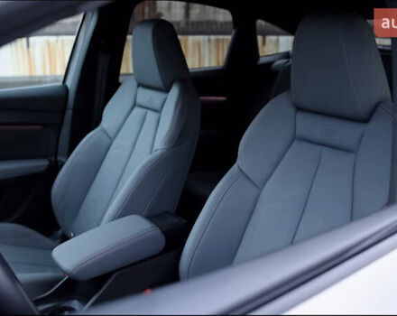 Серый Ауди Q4 Sportback e-tron, объемом двигателя 0 л и пробегом 25 тыс. км за 36000 $, фото 3 на Automoto.ua